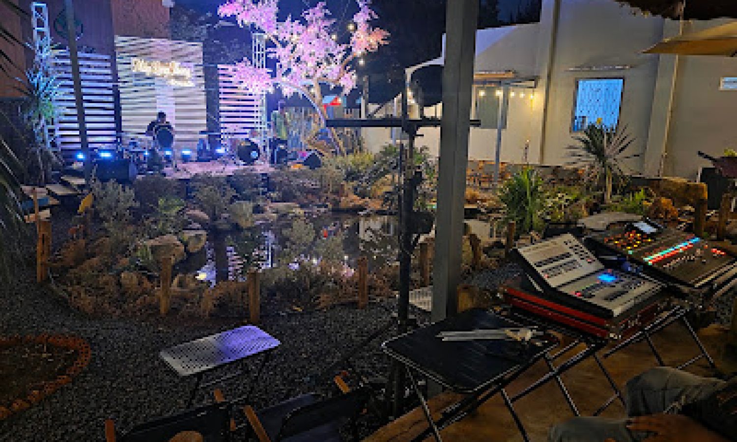 may lang thang acoustic coffe